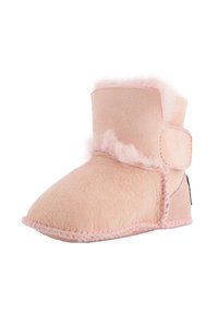 Chausson bébé rose doux avec doublure moelleuse et bride latérale en Velcro, conçu pour la chaleur et un enfilage facile.