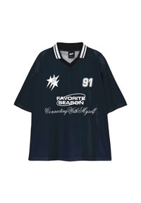 Tmavě námořnická krátká mikina s bílými detaily, límcem a potiskem, který zahrnuje "Oblíbené roční období" a "91". Síťová textura.