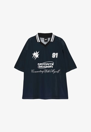 Tamno mornarica majica kratkih rukava sa bijelim detaljima, ovratnikom i tiskanim tekstom koji uključuje "Omiljena sezona" i "91." Mrežasta tekstura.