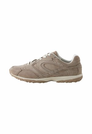 Beżowy zamszowy sneaker z białymi sznurowadłami i beżową gumową podeszwą, widok z boku na jednolitym białym tle.