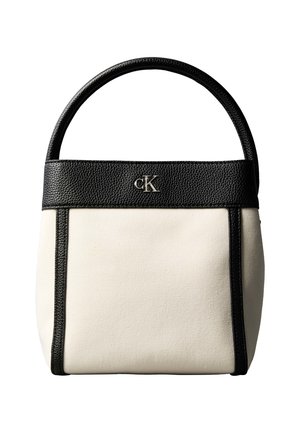 Petit sac à main rectangulaire avec corps en tissu blanc, garniture et poignée en cuir noir, arborant un logo "cK" argenté à l'avant.