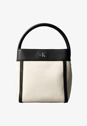 Kisméretű, téglalap alakú kézitáska fehér szövettesttel, fekete bőrszegéllyel és fogantyúval, elöl ezüst "cK" logóval.