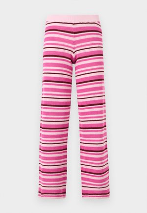 Pantalon en maille à jambes larges avec des rayures horizontales dans diverses nuances de rose et de brun sur un fond clair.