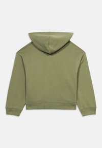 Oliwkowa bluza z kapturem i długimi rękawami, z prążkowanymi ściągaczami na mankietach i dole, widoczna od tyłu na jednolitym białym tle.