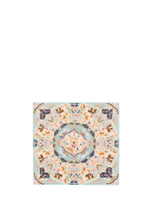 Pañuelo cuadrado con patrones simétricos de flores y pájaros en tonos pastel azul, durazno y marrón, con el texto "BIMBA Y LOLA" en los bordes.