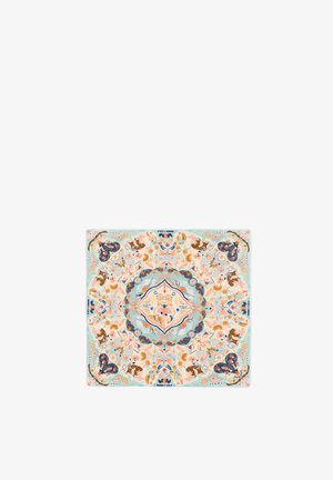 Štvorcový šál so symetrickými vzormi kvetov a vtákov v pastelových modrých, broskyňových a hnedej farbe, s nápisom "BIMBA Y LOLA" na okrajoch.