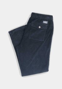 Pantalones de pana navy con una superficie texturizada, cinturilla elástica y un bolsillo trasero con cierre de botón. Diseño y color sencillo.