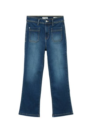 Jeans de mezclilla azul oscuro con corte acampanado, que cuentan con un cierre de botón, bolsillos de parche y costuras en color marrón contrastante. Textura suave.