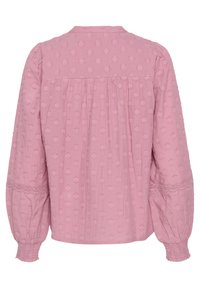 Blouse rose avec motif floral texturé, manches bouffantes longues, dos froncé et finition en dentelle sur les poignets. Tissu léger et respirant.