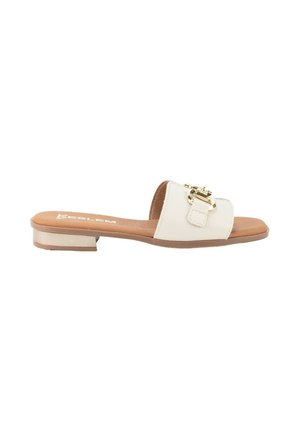 Sandalia plana tipo slide para mujer con puntera abierta en beige, con una correa ancha y detalle de hebilla dorada sobre una plantilla marrón claro y tacón metálico bajo.
