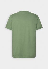 Camiseta de manga corta, verde oliva, cuello redondo, fabricada en algodón, textura suave, sin logotipos ni patrones visibles, diseño liso en la parte posterior.