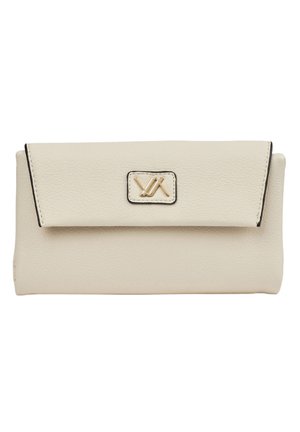 Pochette in pelle testurizzata color crema con chiusura a patta e piccolo dettaglio metallico dorato sulla parte anteriore.