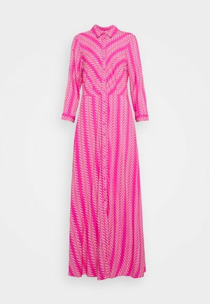 Lange roze jurk met witte zigzag-pijlenpatronen, lange mouwen, hoge kraag en knopen aan de voorkant die tot aan de zoom doorlopen.