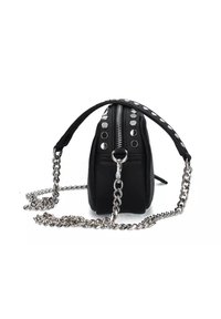 Borsa in ecopelle nera con borchie argentate, chiusura a zip e tracolla a catena. Forma rettangolare con finitura testurizzata e dettagli decorativi.