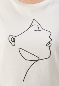 ONLY Carmakoma CARCILLE LADY - Apdrukāts T-krekls - cloud dancer