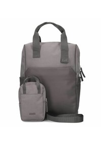 Mochila de tela gris con dos asas, cierre de cremallera, bolsillo frontal y un pequeño estuche a juego adjunto. Textura suave, diseño minimalista.