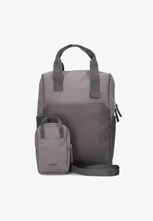 Zaino in tessuto grigio con manici doppi, chiusura con zip, tasca frontale e una piccola pochette abbinata attaccata. Texture liscia, design minimalista.