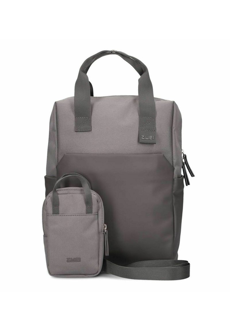 Mochila de tela gris con dos asas, cierre de cremallera, bolsillo frontal y un pequeño estuche a juego adjunto. Textura suave, diseño minimalista.