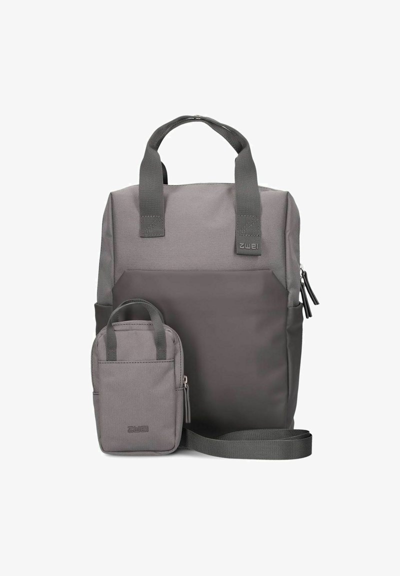Mochila de tela gris con dos asas, cierre de cremallera, bolsillo frontal y un pequeño estuche a juego adjunto. Textura suave, diseño minimalista.