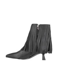 Stivale alla caviglia nero con dettagli a frange, punta appuntita e chiusura a zip sul retro. Materiale in pelle morbida e design con tacco sottile.