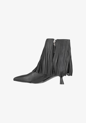 Stivale alla caviglia nero con dettagli a frange, punta appuntita e chiusura a zip sul retro. Materiale in pelle morbida e design con tacco sottile.