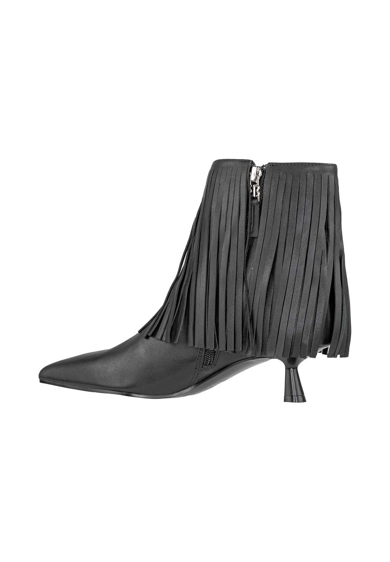 Stivale alla caviglia nero con dettagli a frange, punta appuntita e chiusura a zip sul retro. Materiale in pelle morbida e design con tacco sottile.