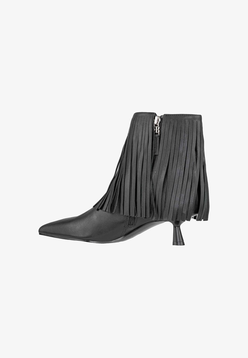 Stivale alla caviglia nero con dettagli a frange, punta appuntita e chiusura a zip sul retro. Materiale in pelle morbida e design con tacco sottile.