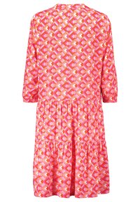 Rosenfarbenes Kleid mit geometrischem Muster, langen Ärmeln und einem gestuften Rock. Hergestellt aus leichtem Stoff mit weicher Textur.