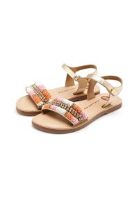 Sandalias con tira dorada y detalle de cuentas en rosa, naranja y blanco. Suela plana para un uso cómodo, con correas en el tobillo para un ajuste seguro.