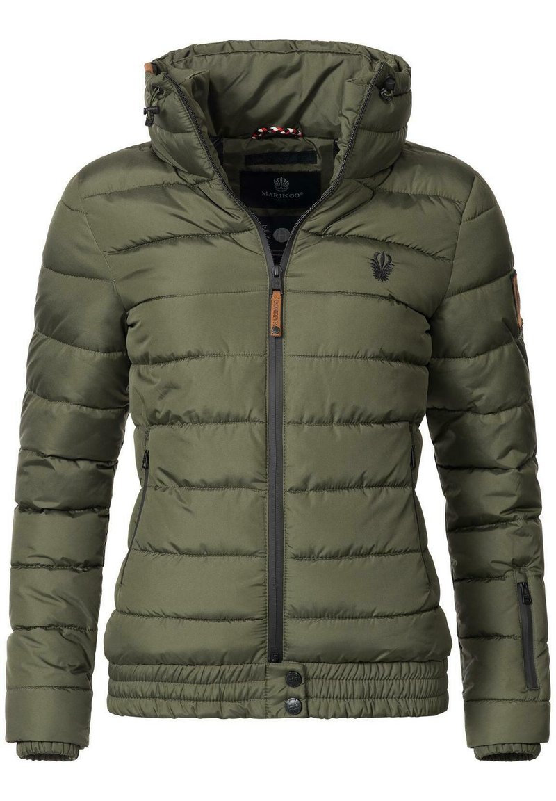 Giacca a vento verde oliva con chiusura a zip frontale, cappuccio e polsini elastici. Presenta un design a righe orizzontali imbottito e due tasche laterali con zip.
