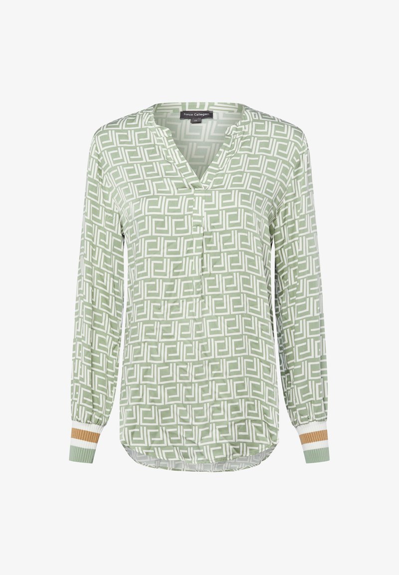 Blusa verde a maniche lunghe con motivo geometrico a quadri bianchi, scollatura a V e polsini a coste con strisce bianche e beige.