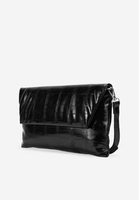 Clutch de cuero negro con acabado brillante, con un patrón texturizado de cocodrilo, solapa plegable y correa desmontable.