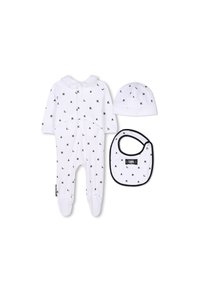 Ensemble de vêtements pour bébé blanc comprenant un body avec des lettres noires, un bonnet assorti et une bavette avec un bord noir et une étiquette de marque. Matière douce en coton.