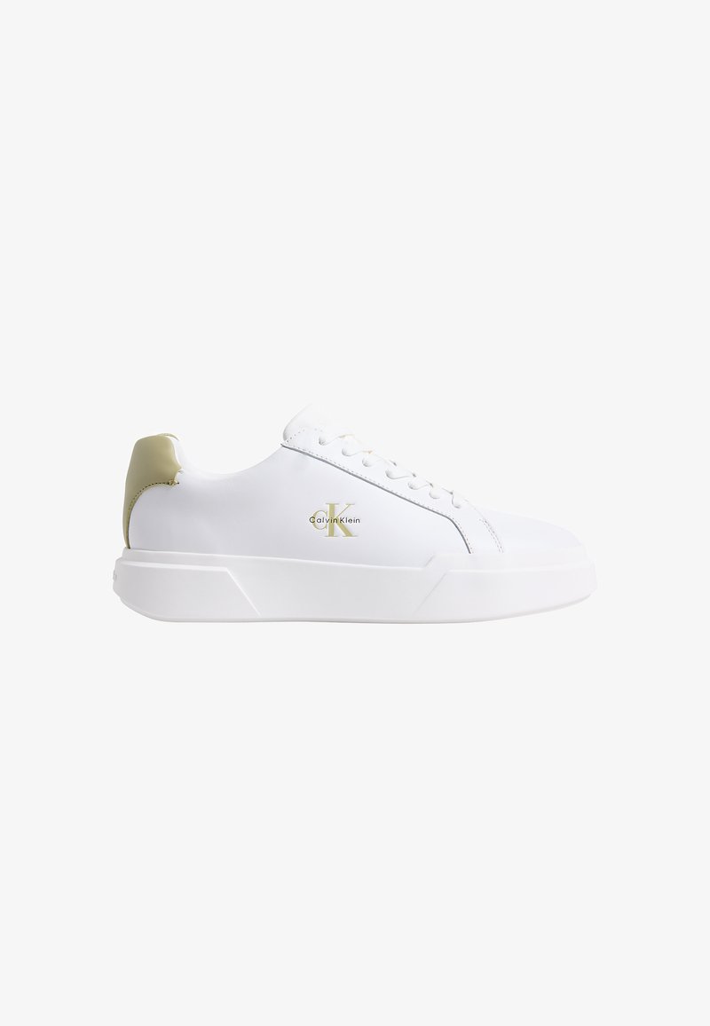 Baskets basses blanches avec languette de talon beige, fermeture à lacets, semelle épaisse, et logo doré Calvin Klein sur le côté.