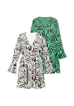 To langærmede slå-om kjoler med zebra-print, den ene hvid og sort, den anden grøn og sort, begge med udvidede manchetter og indsnørede taljer.