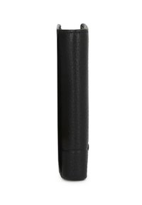 Cienki czarny skórzany portfel o gładkiej teksturze, prostokątnym kształcie i minimalnej ilości dodatków. Widok z boku ukazuje czyste linie i elegancki design.