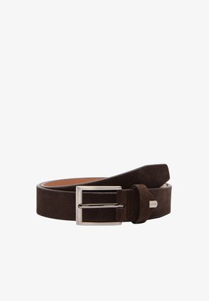Brauner Wildledergürtel mit einer silbernen Metallschnalle. Besitzt eine glatte Oberfläche und eine einzelne Schlaufe zur Anpassung. Hervorstechend durch sein minimalistisches Design.