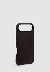 Braune Leder-Telefonhülle mit matter Oberfläche, ausgestattet mit einem Ausschnitt für die Kamera und einem blauen vertikalen Streifenmuster.