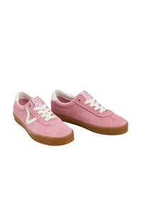 Zapatillas de ante rosa con cordones y lengüeta blanca. Presentan una etiqueta de logo blanca y suela de goma. Diseño clásico de corte bajo.