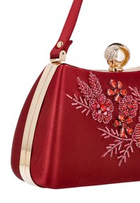 Roter Satinhandschuh mit goldfarbenen Beschlägen, verziert mit perlenbesetzten Blumen und einem runden Perlenverschluss. Glatte Textur und strukturierte Form.