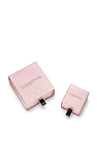 Due scatole rosa con motivi in foglia d'oro, una più grande e una più piccola, caratterizzate da un nastro nero e dal nome del marchio stampato.