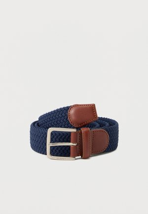 Granatowy pleciony pasek materiałowy z brązowymi skórzanymi końcówkami i srebrną prostokątną klamrą, zwinięty na białym tle.