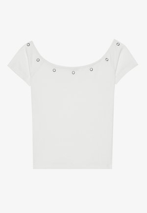 Maglietta bianca a maniche corte con una texture a coste e un scollo ampio, caratterizzata da cinque occhielli in metallo argentato lungo il bordo anteriore.