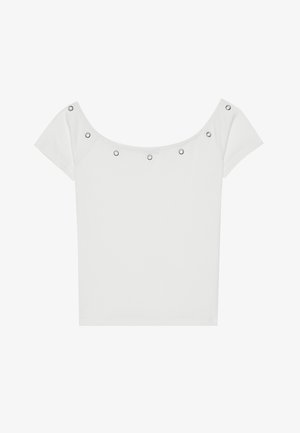 Maglietta bianca a maniche corte con una texture a coste e un scollo ampio, caratterizzata da cinque occhielli in metallo argentato lungo il bordo anteriore.