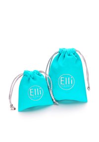 Turkizne, mehke torbice na vučenje v dveh velikostih, z okrožnim logotipom, ki vsebuje "Elli" in "WE ♥ JEWELS" v srebrnih poudarkih.