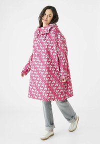 Roze waterdichte poncho met een herhaald patroon van cartoonfiguren, voorzien van een hoge kraag, lange mouwen en een los, oversized ontwerp.
