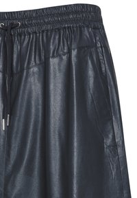 Jupe en cuir bleu foncé avec une taille élastique agrémentée d'un cordon de serrage, des poches latérales et une texture lisse et brillante.