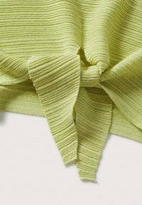 Żebrowany materiał dzianinowy w jasnym zielonym kolorze, z luźnym, skręconym detalem na brzegach, ukazujący miękką teksturę i subtelną przezroczystość.