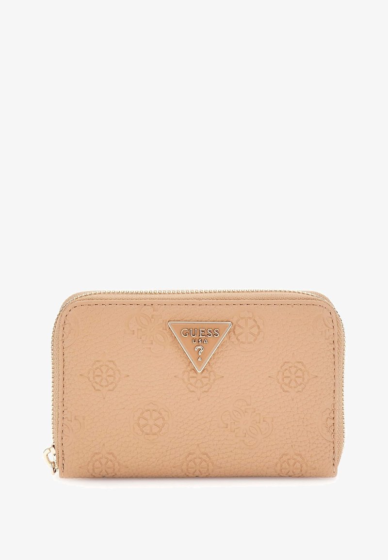 Portafoglio in pelle beige con motivo in rilievo, chiusura zip e placca logata triangolare oro. La trama liscia esalta il design.