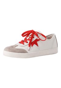 Baskets en cuir blanc avec un bout en daim beige, motif en étoile rouge et lacets rouges vifs. Semelle texturée avec un motif de semelle prononcé.